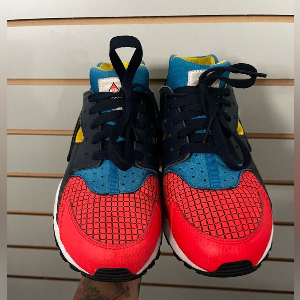 Multi color Nike huarache shoes youth size 6.5 lightly worn